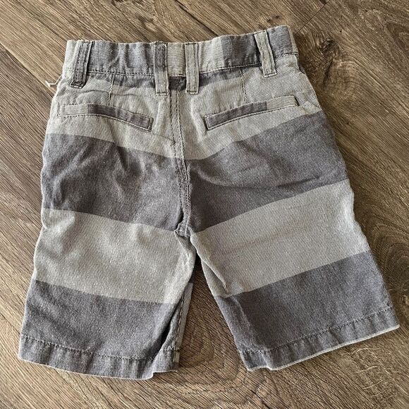 Tacked Tate striped Boy 2T shorts - Picture 3 of 3
